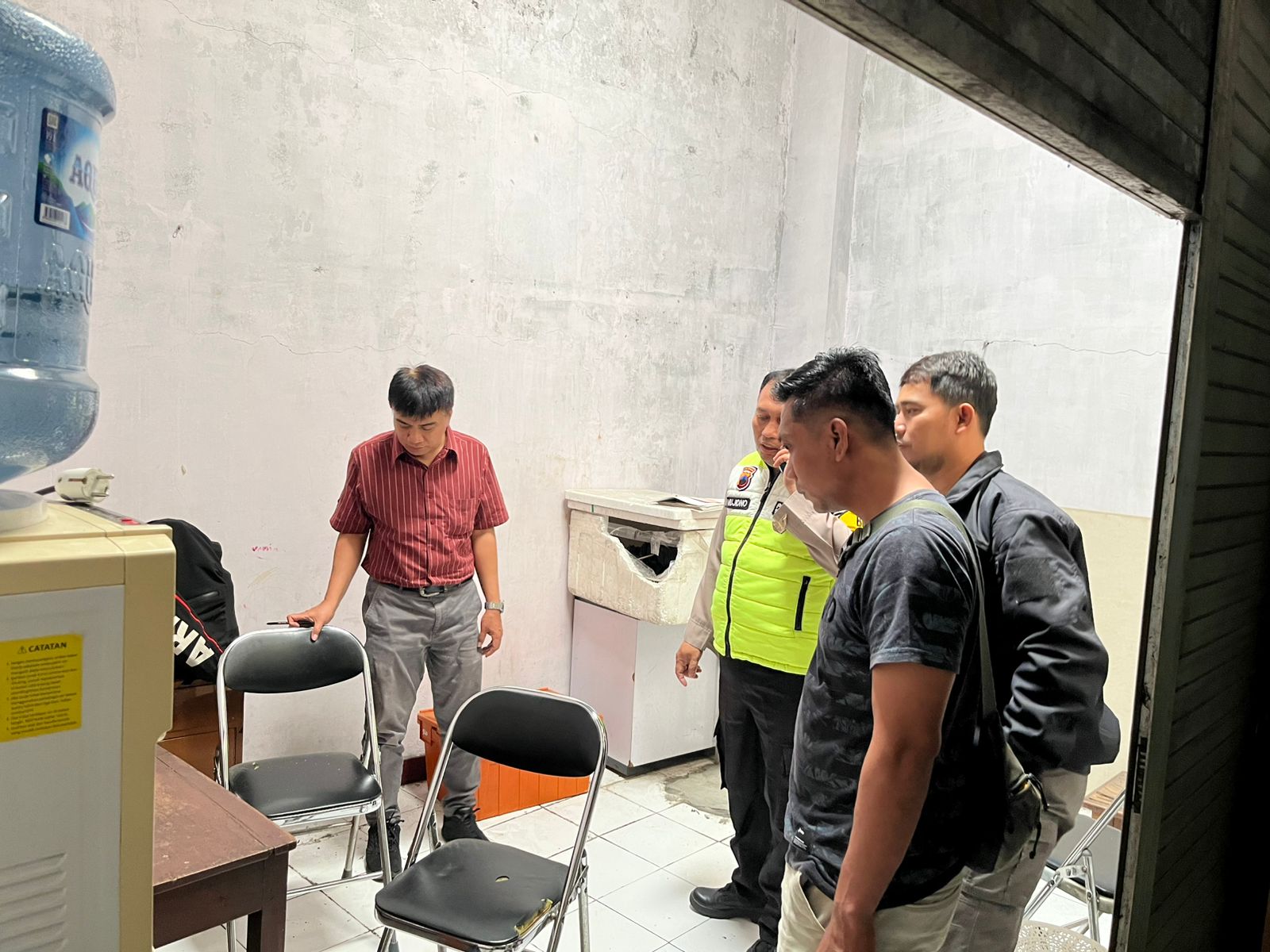 Polisi melakukan olah TKP di Kantor Pos Nusukan Solo. (A Christian/Radar Solo)