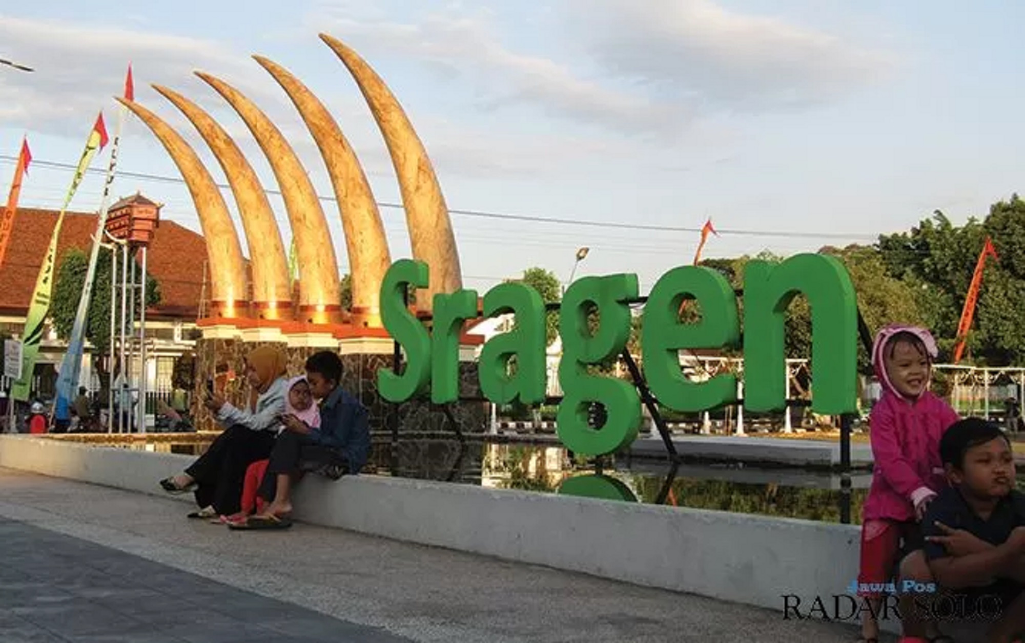 Masyarakat menghabiskan waktu sore di Alun-Alun Sragen. (Dok.Radar Solo)