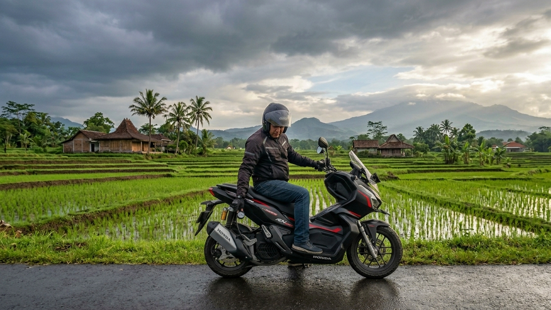 Ilustrasi tips safety riding agar ban motor tetap aman saat hujan.