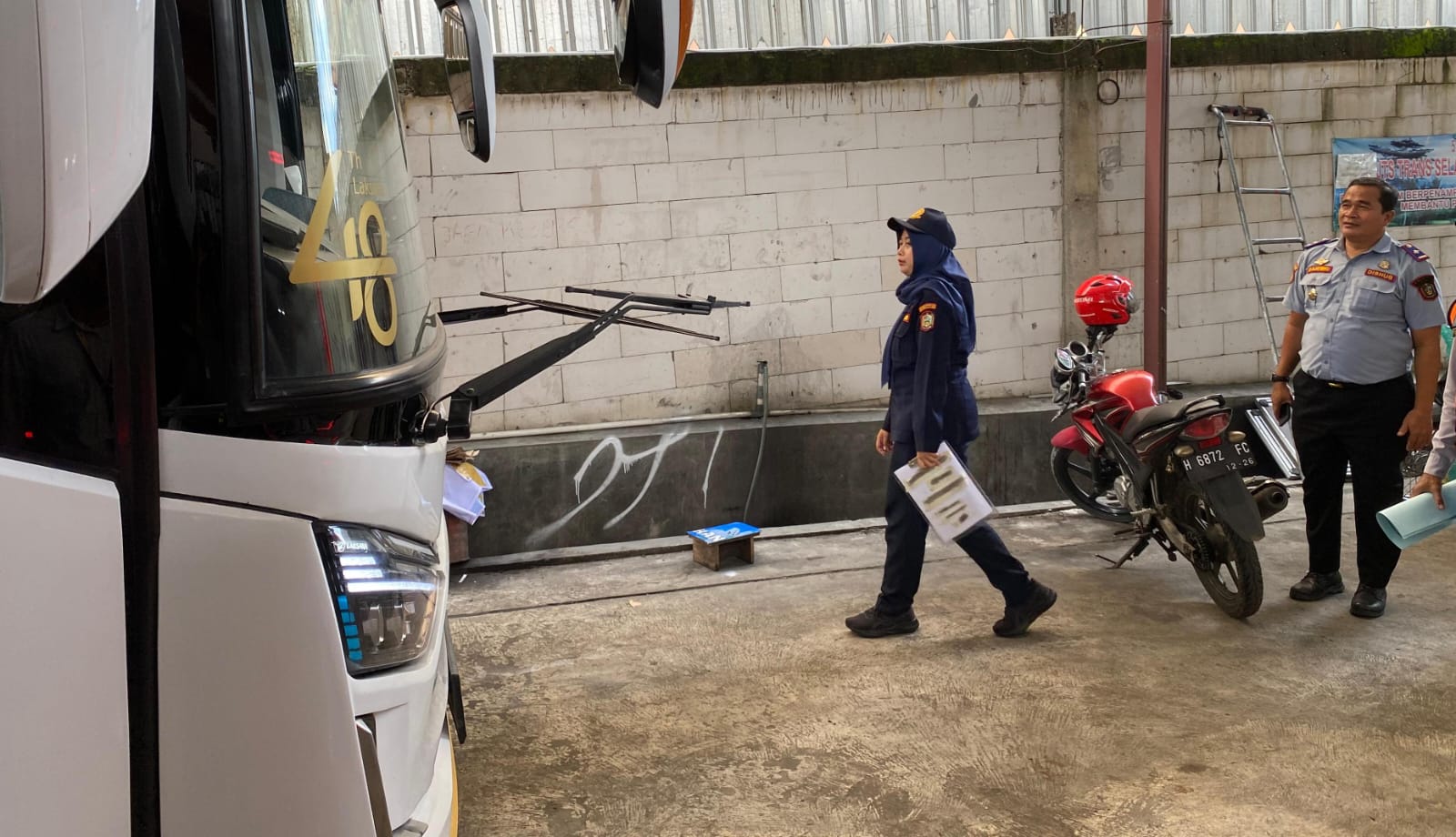Petugas dari Dinas Perhubungan (Dishub) kabupaten Karanganyar saat melakukan ramcek ke sejumlah bus di wilayah Colomadu. (Rudi Hartono/Radar Solo) 