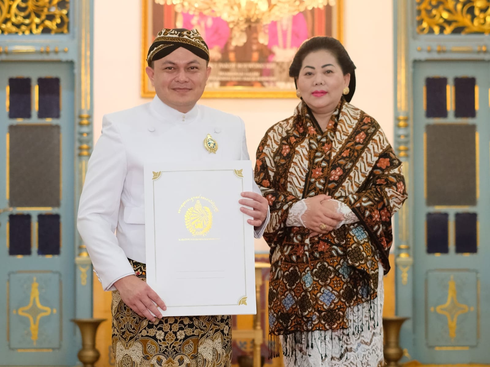 KPA Setiawan Dirjonagoro Cakradiningrat bersama Gusti Kanjeng Ratu Paku Buwono XIII. 