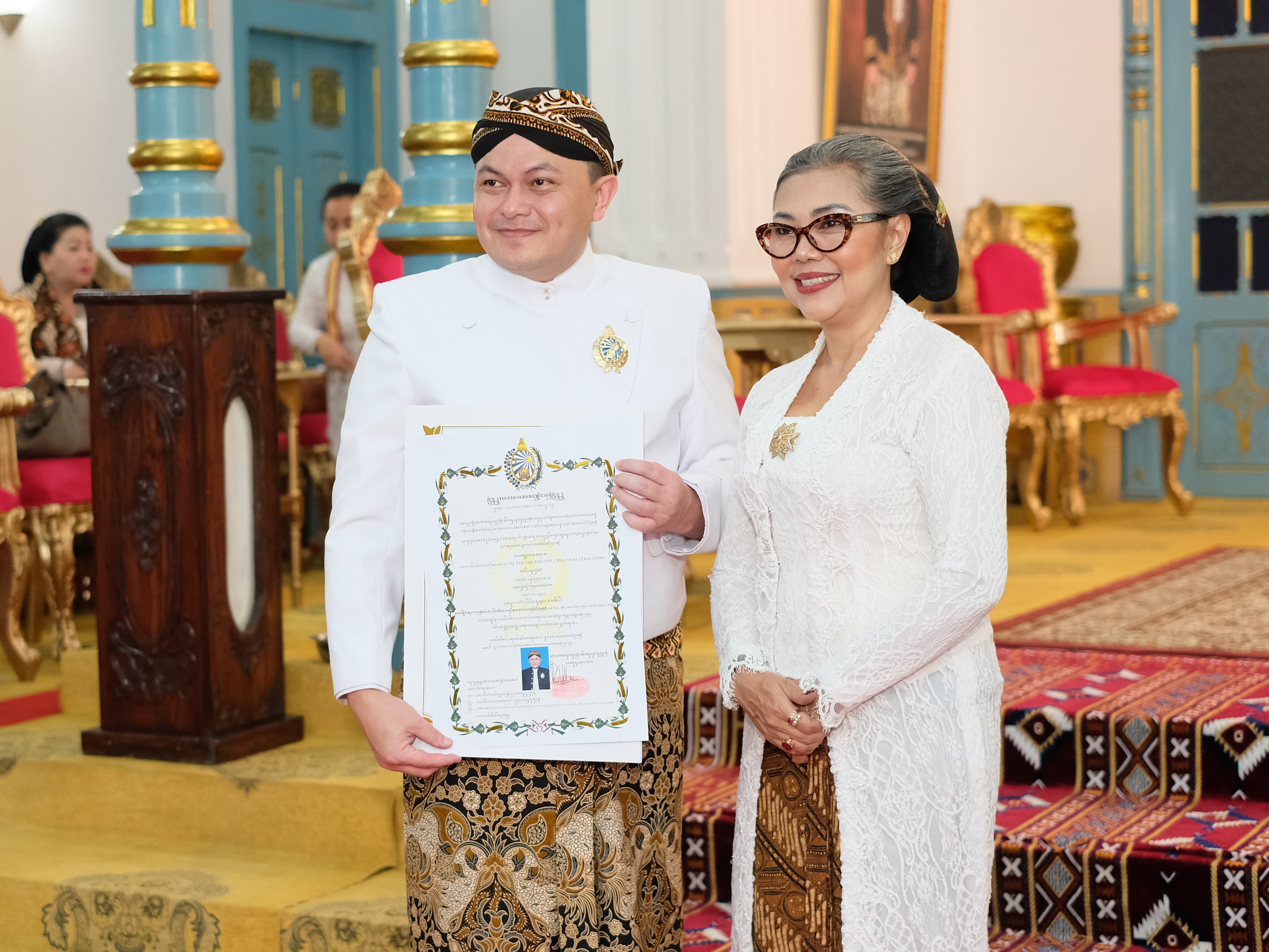 Kanjeng Pangeran Arya Setiawan Dirjonagoro Cakradiningrat bersama Gusti Kanjeng Ratu Panembahan Timoer Rumbai Kusuma Dewayani. 