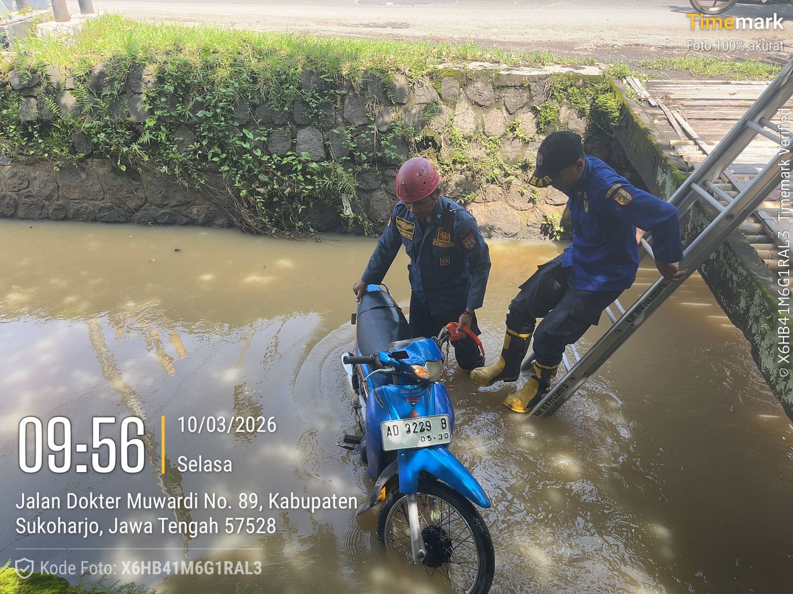 Evakuasi motor tercebur sungai oleh Damkar Sukoharjo di Dusun Bangunsari, Desa Gayam, Selasa pagi (10/3), karena standar nyangkut jembatan bambu. 