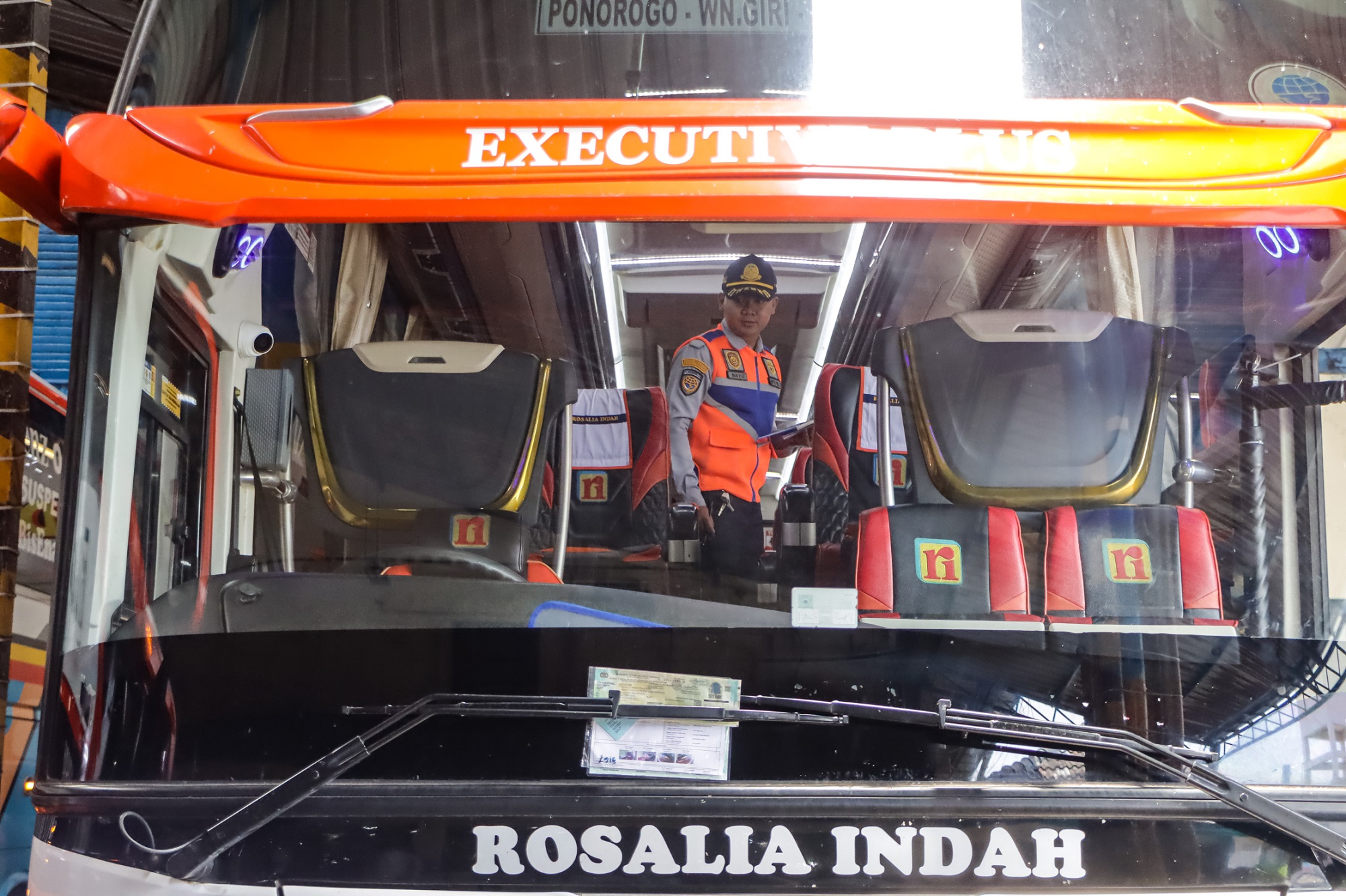 Petugas Dishub lakukan ramp check armada mudik Lebaran. (M Ihsan/Radar Solo)