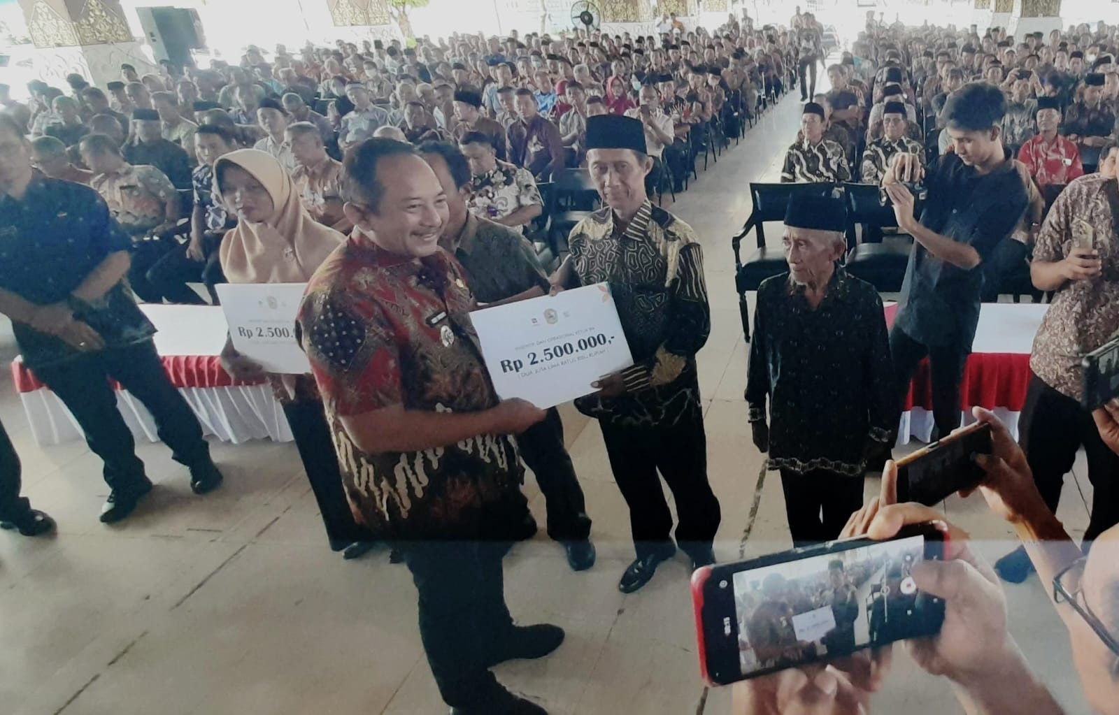 Bupati Karanganyar Rober Christanto serahkan insentif bagi pengurus RT dan RW, Selasa (10/3/2026). (Rudi Hartono/Radar Solo)