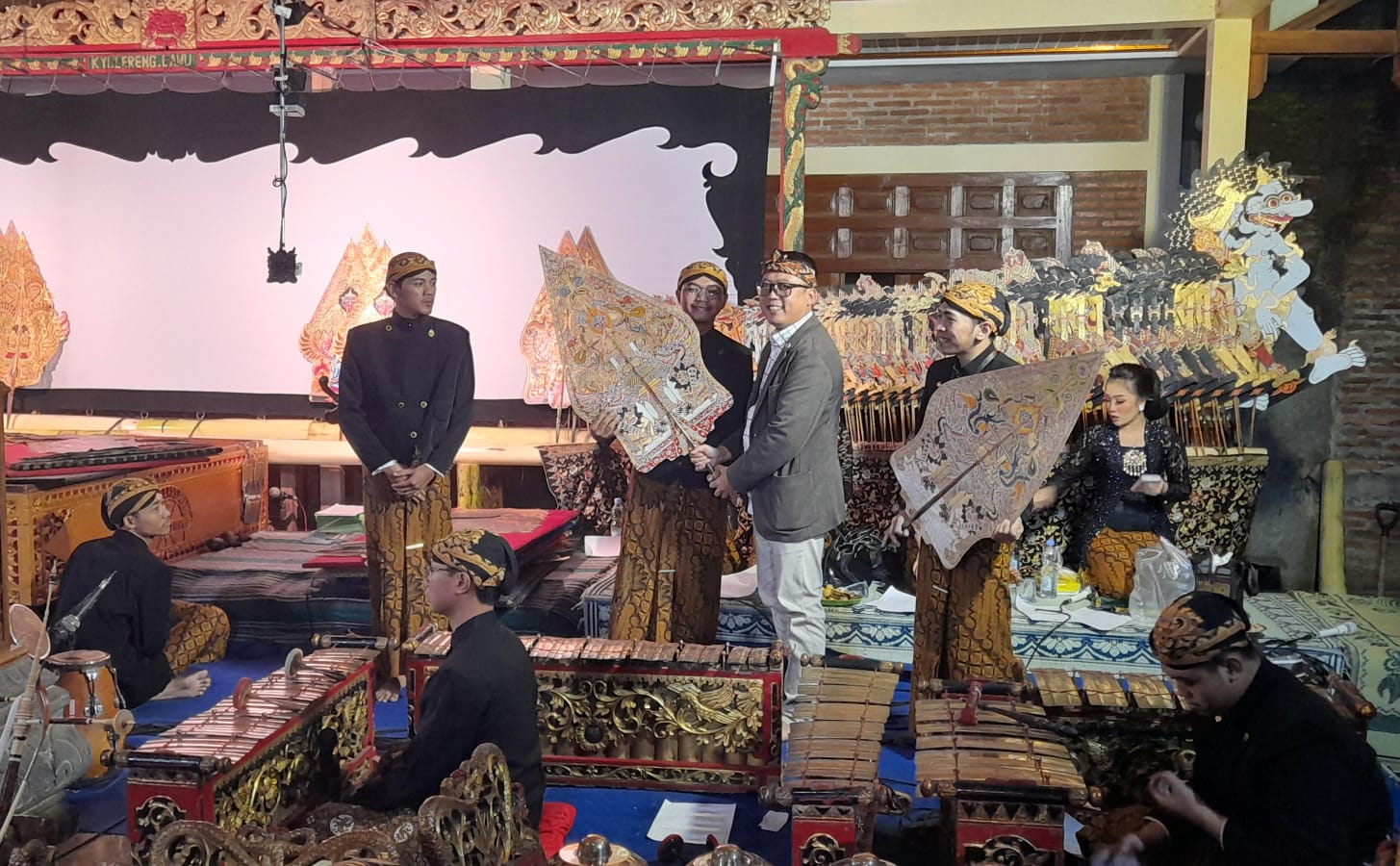 Wakil Bupati Karanganyar Adhe Eliana serahkan wayang kulit ke dalang. (Rudi Hartono/Radar Solo)