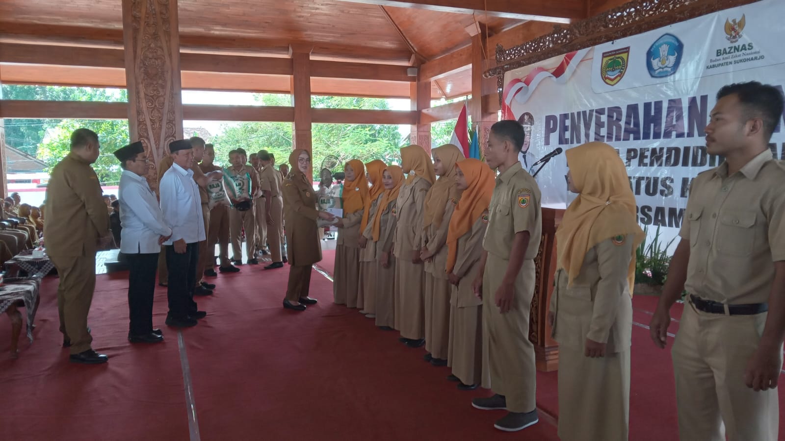 Bupati Sukoharjo Etik Suryani bagikan bantuan ke guru non-ASN, Selasa (10/3).