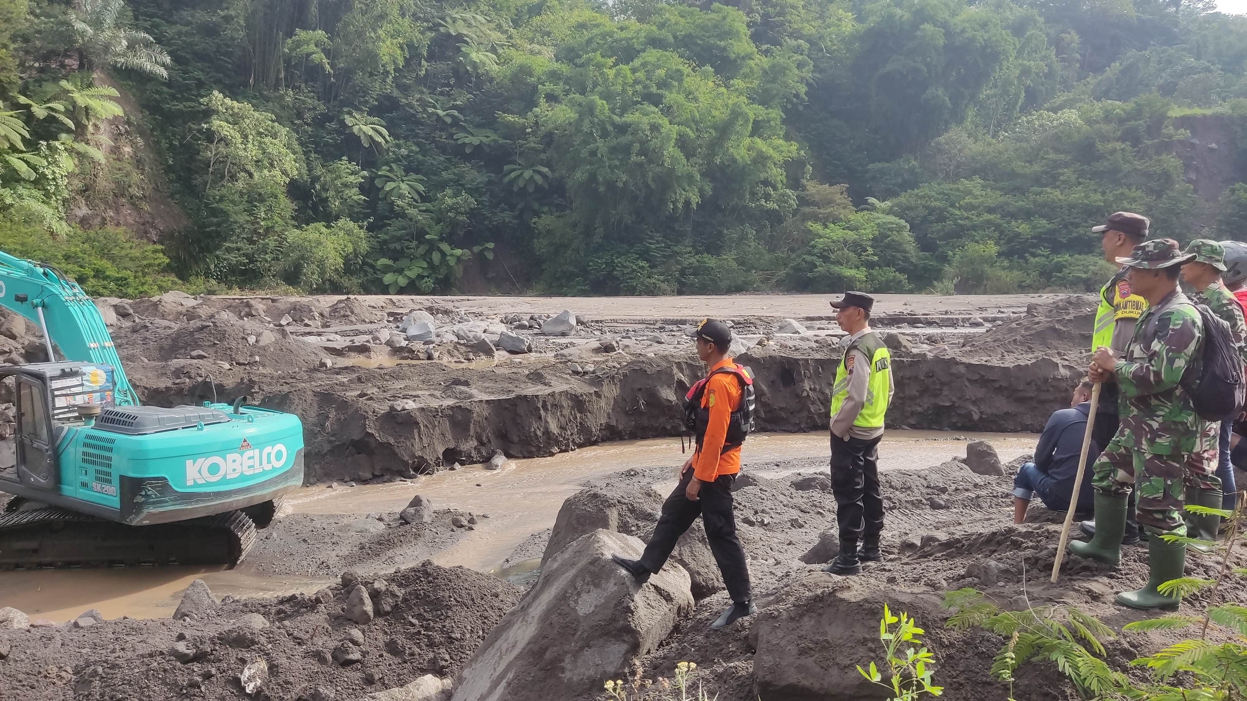 Tim SAR gabungan melakukan pencarian penambang pasir di Magelang yang hilang diterjang banjir lahar dining Merapi. (Dok.Basarnas Semarang)