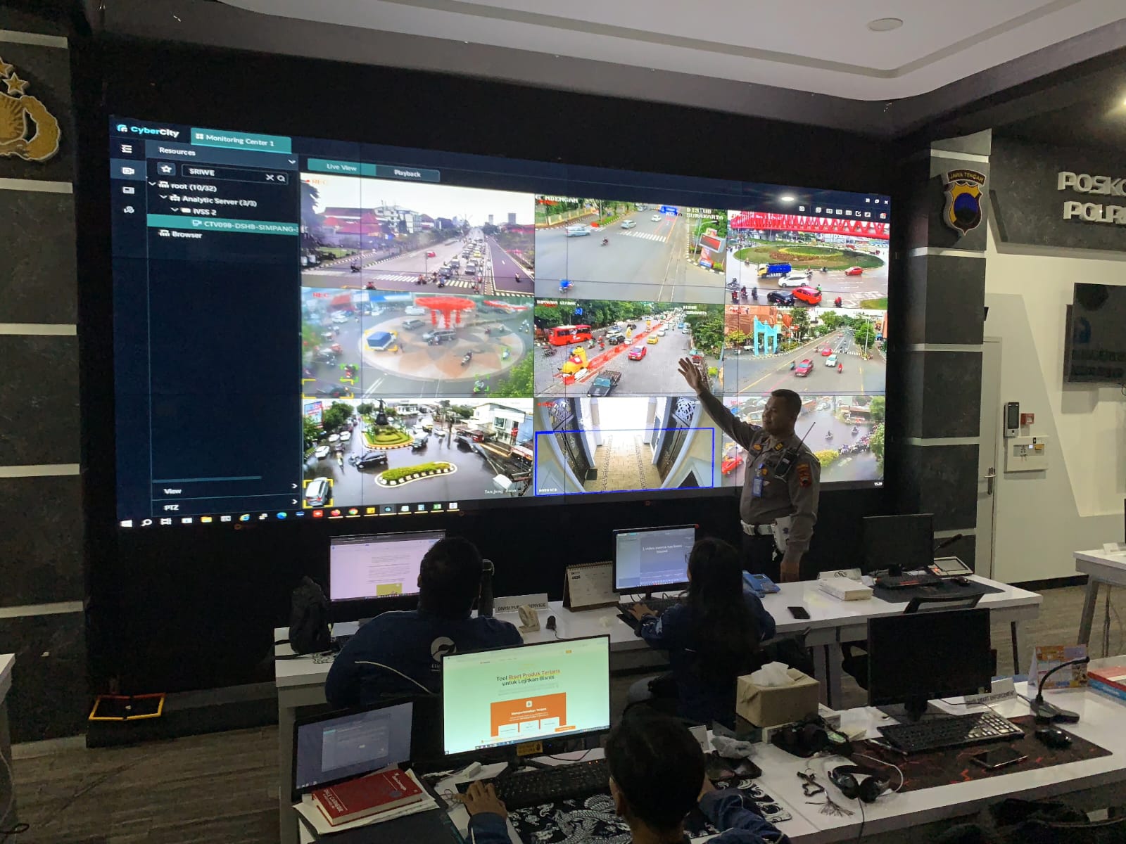 Satlantas pantau arus lalu lintas di Kota Solo melalui TMC Polresta Solo. (A Christian/Radar Solo) 