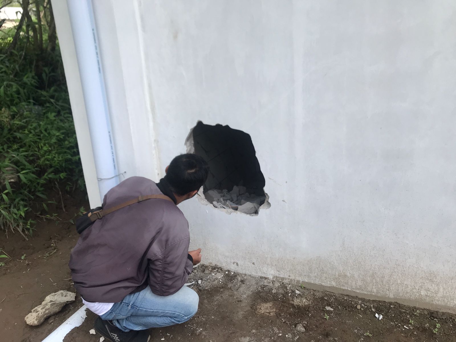 Lubang menganga di tembok belakang gedung KDMP Ringinlarik, Kecamatan Musuk. Lubang tersebut digunakan masuk pelaku pembobolan.