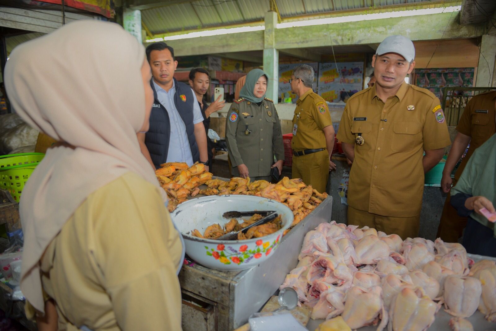 Bupati Boyolali Agus Irawan cek harga bahan pokok di Pasar Ampel, Selasa (10/3/2026).