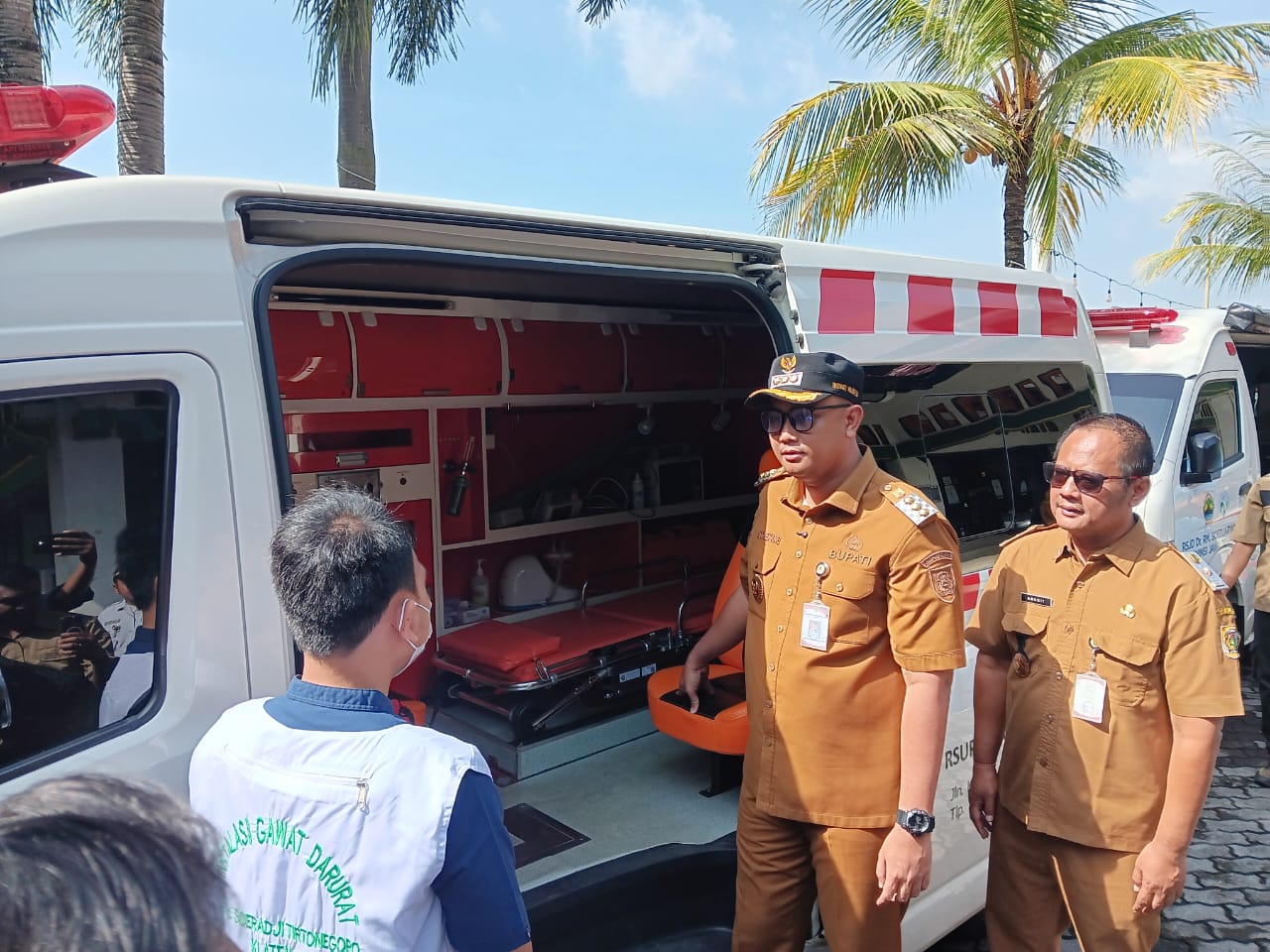 Bupati Klaten Hamenang Wajar Ismoyo cek armada ambulans di halaman Pendapa Pemkab Klaten, Selasa (10/3/2026).