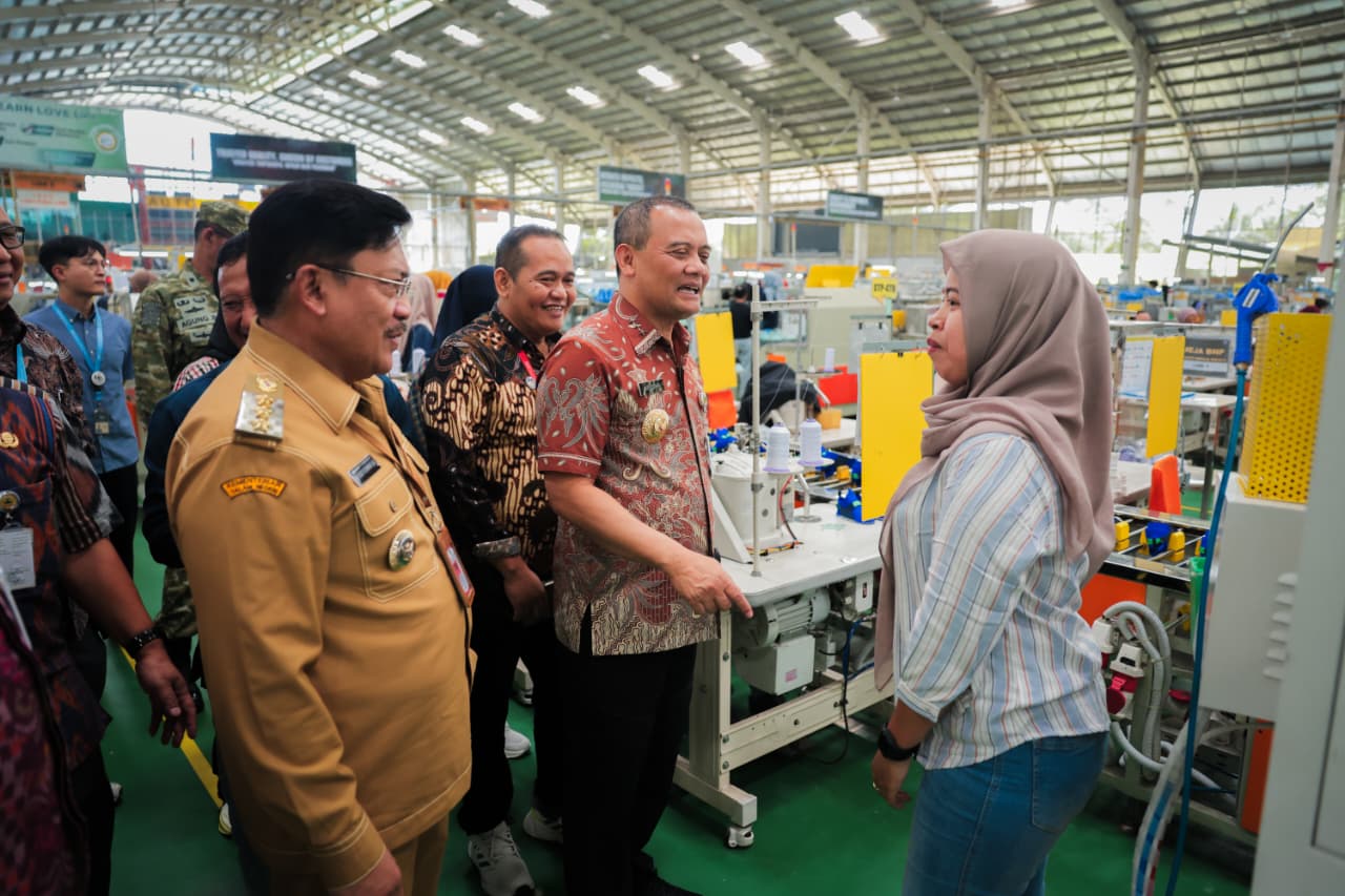 Gubernur Jateng Ahmad Luthfi pantau pencairan THR di pabrik produsen alas kaki PT Selalu Cinta Indonesia (SCI) di Kota Salatiga, Selasa (10/3/2026).