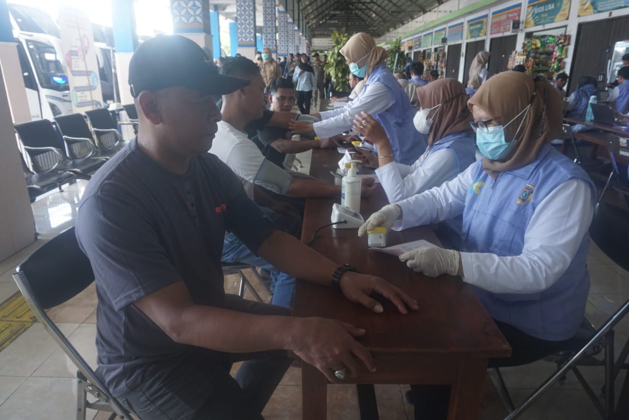 Sejumlah sopir bus menjalani serangkan tes kesehatan di Terminal Ir Soekarno Klaten, Selasa (10/3/2026).