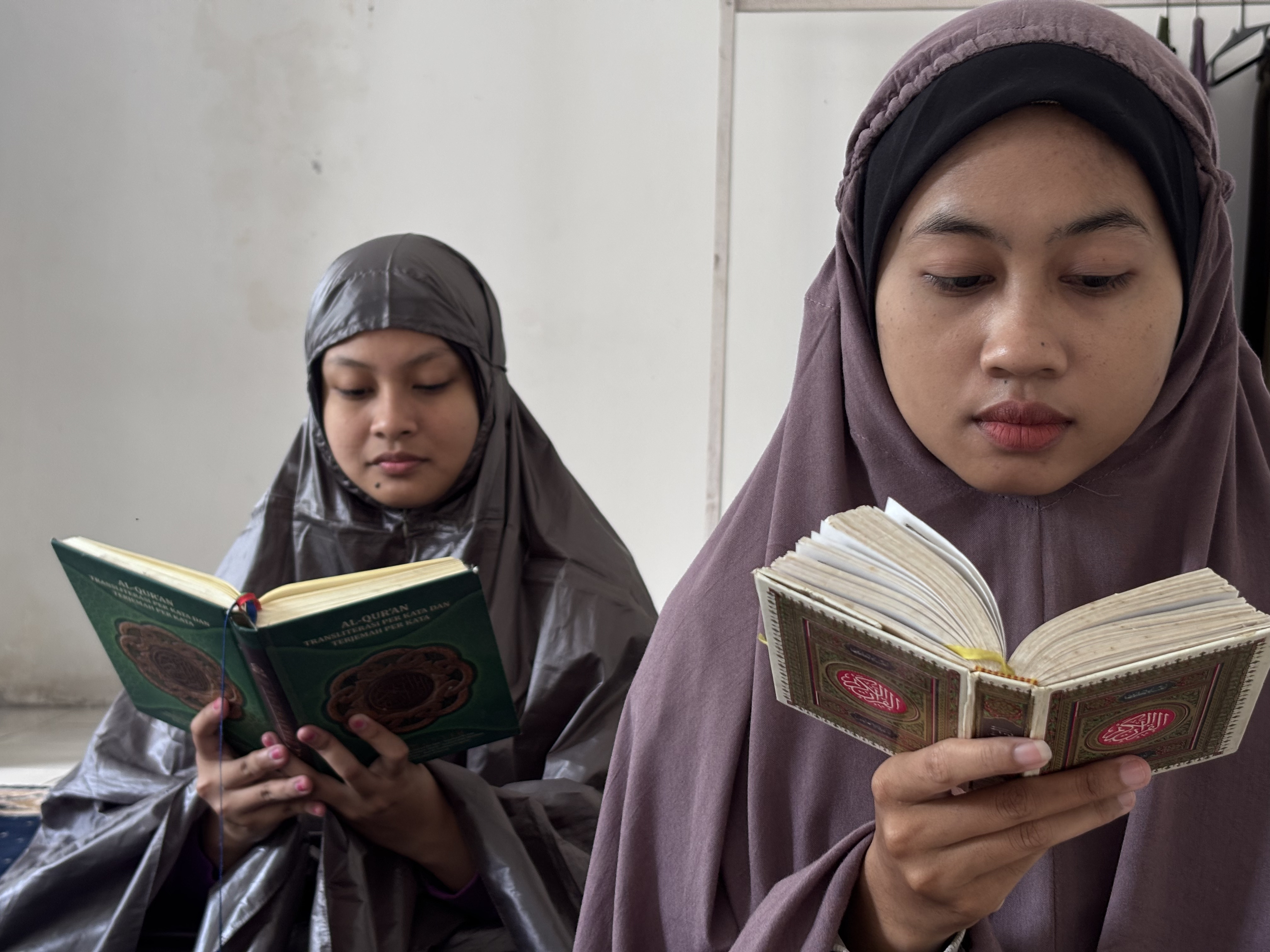 Ilustrasi membaca ayat suci Alquran usai berwudu, merupakan salah satu cara meredakan emosi saat amarah memuncak di bulan suci Ramadan.