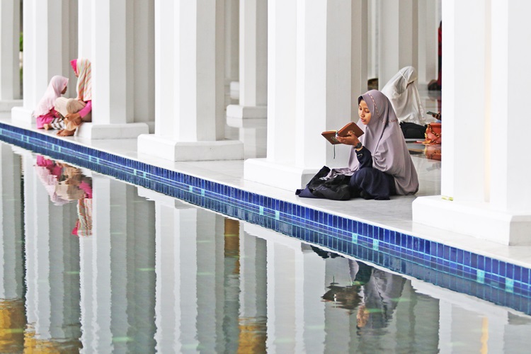 Jamaah perempuan iktikaf dengan membaca ayat suci Alquran di Masjid Raya Sheikh Zayed Solo, di 10 malam terakhir bulan Ramadan 1447 Hijriah, Selasa (10/3).