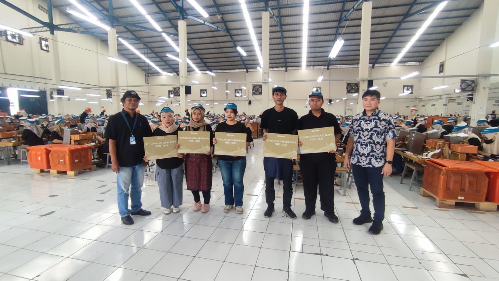 Pencairan THR untuk karyawan PT Djarum di pabrik Karangmalang, Sragen, Rabu (11/3).