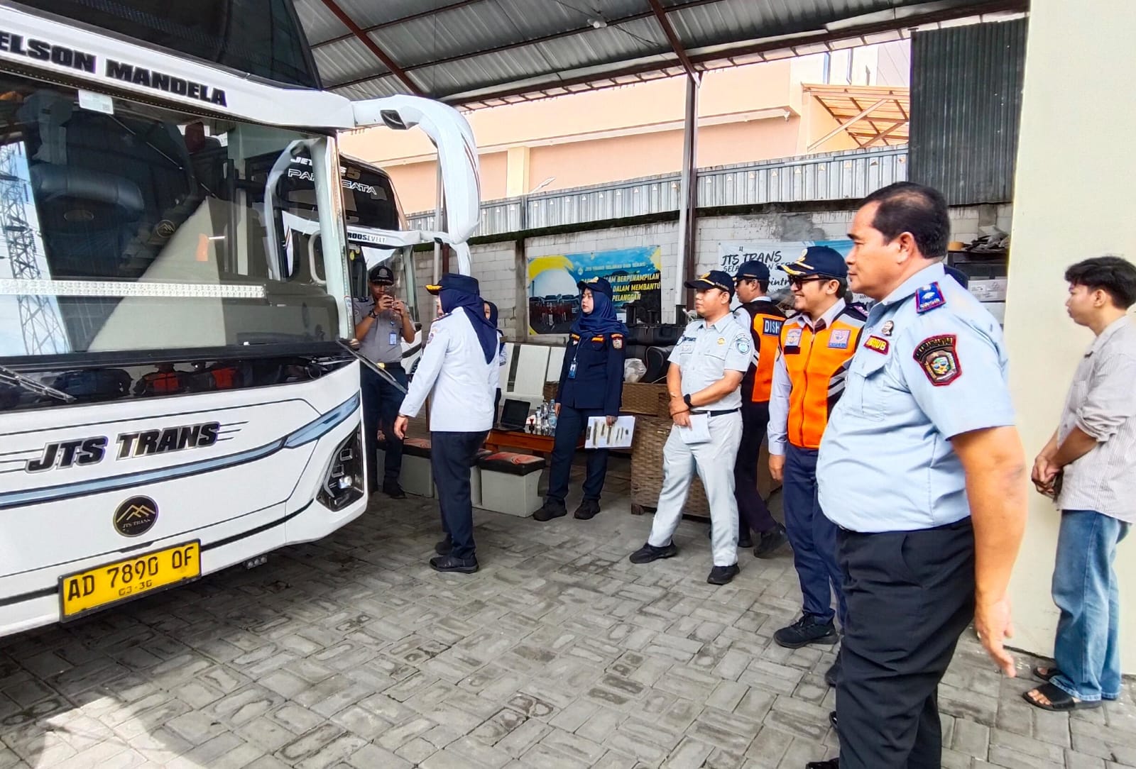 Kepala Dishub Karanganyar Bambang Djatmiko (kanan) saat melakukan pengecekan bus angkutan Lebaran. (Rudi Hartono/Radar Solo) 