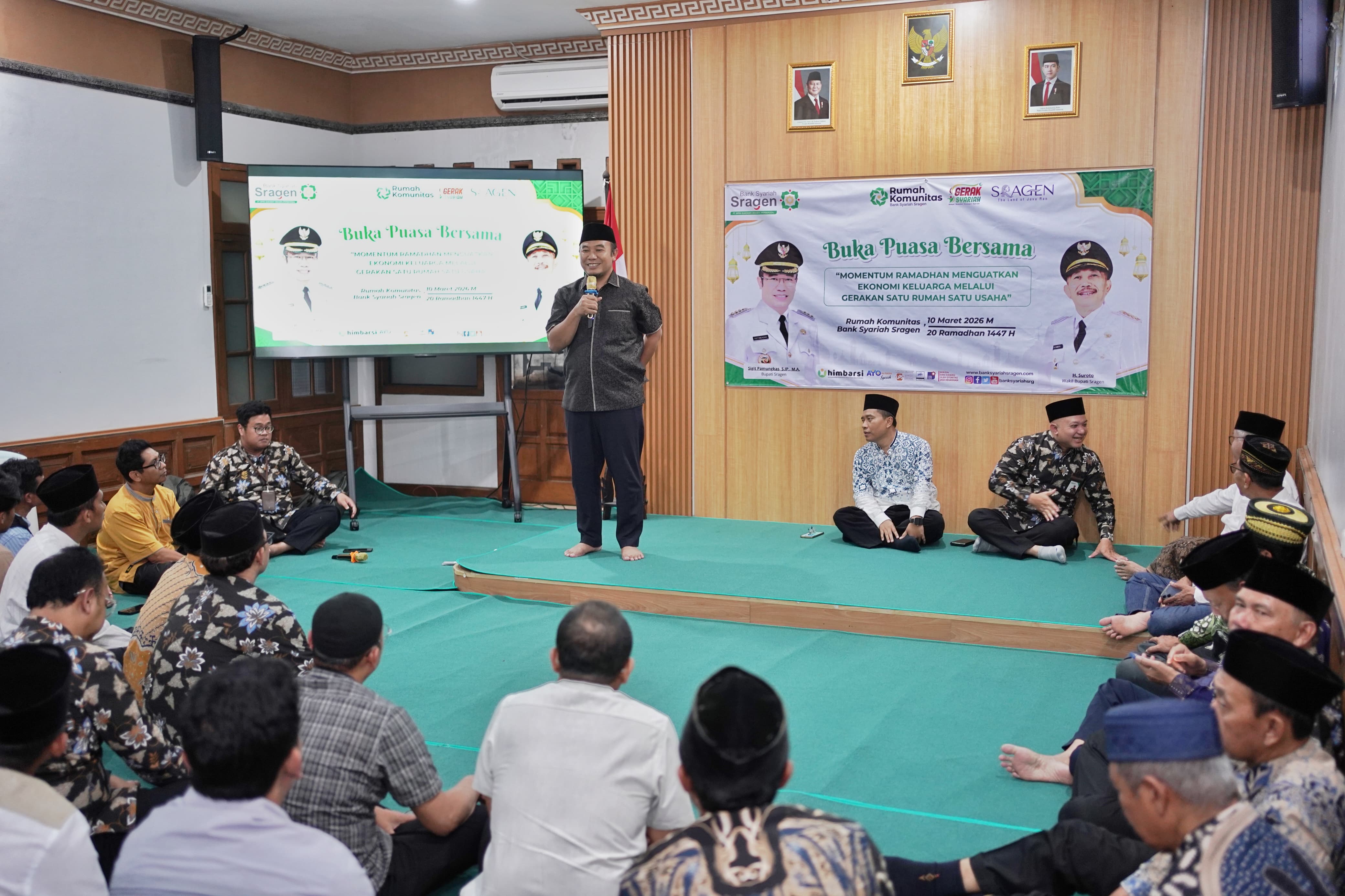 Bupati Sragen Sigit Pamungkas beri paparan pada kegiatan buka bersama yang digelar Bank Syariah Sragen di Aula Rumah Komunitas Bank Syariah Sragen Selasa (10/3).