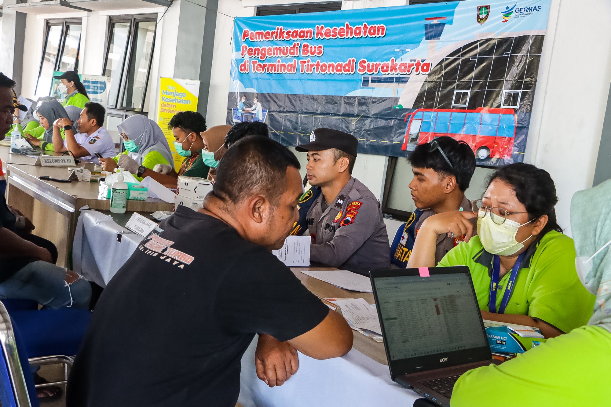 Cek kesehatan sopir di Terminal Tirtonadi Solo. (M Ihsan/Radar Solo)