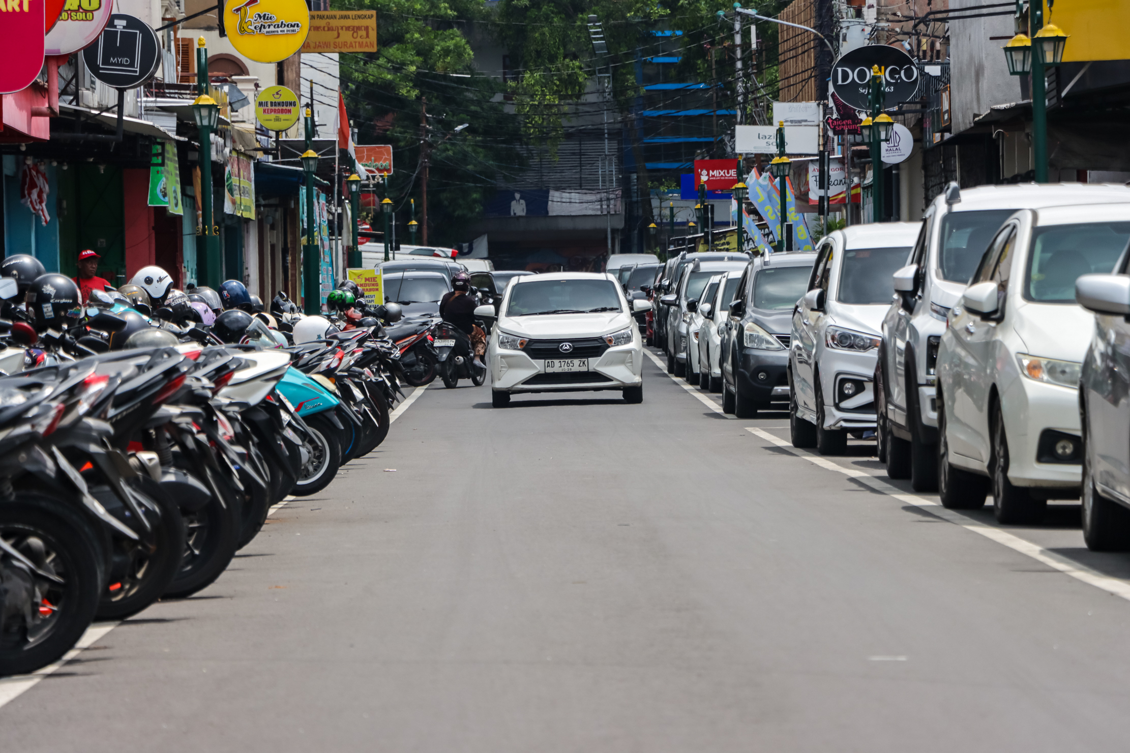 Petugas parkir tidak boleh menarik tarif sembarangan selama libur Lebaran.  (M Ihsan/Radar Solo) 