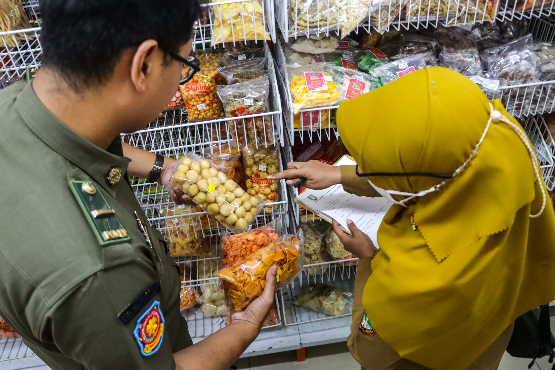 Petugas mengencek makanan layak konsumsi di toko-toko. (M Ihsan/Radar Solo)