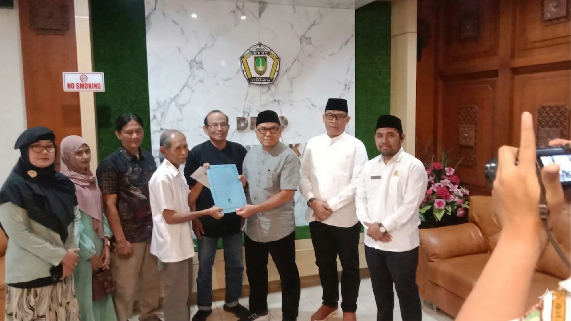 Perwakilan aktivis serahkan surat terbuka untuk Presiden RI Prabowo melalui pimpinan DPRD Solo, Selasa kemarin (11/3/2026). (A Christian/Radar Solo)  