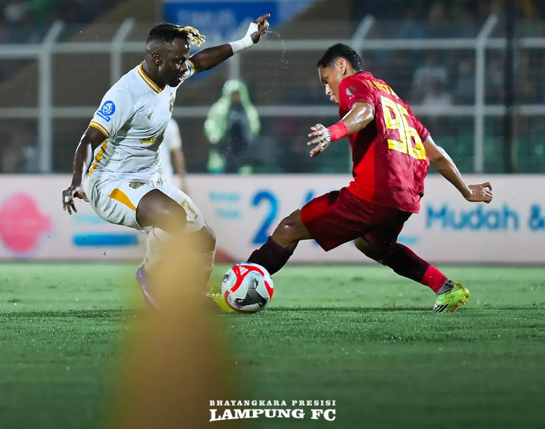 Gelandang Bhayangkara FC Moussa Sidibe saat bermain di Super League 2025/2026.