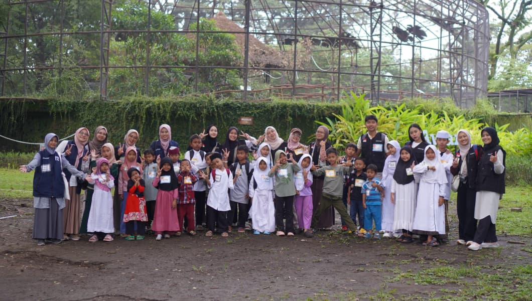 Peserta Yatim Zooliday yang diinisiasi Aksiberbagi.com saat berwisata di Solo Safari, Minggu (8/3).