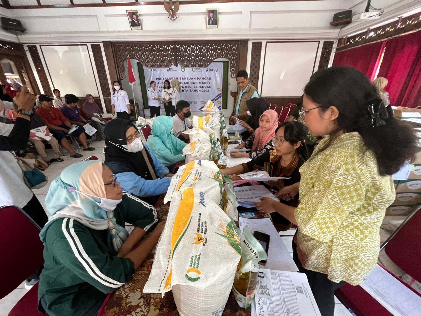 Pembagian bantuan pangan dari Bulog kepada masyarakat di Kota Solo. (A Christian/Radar Solo)