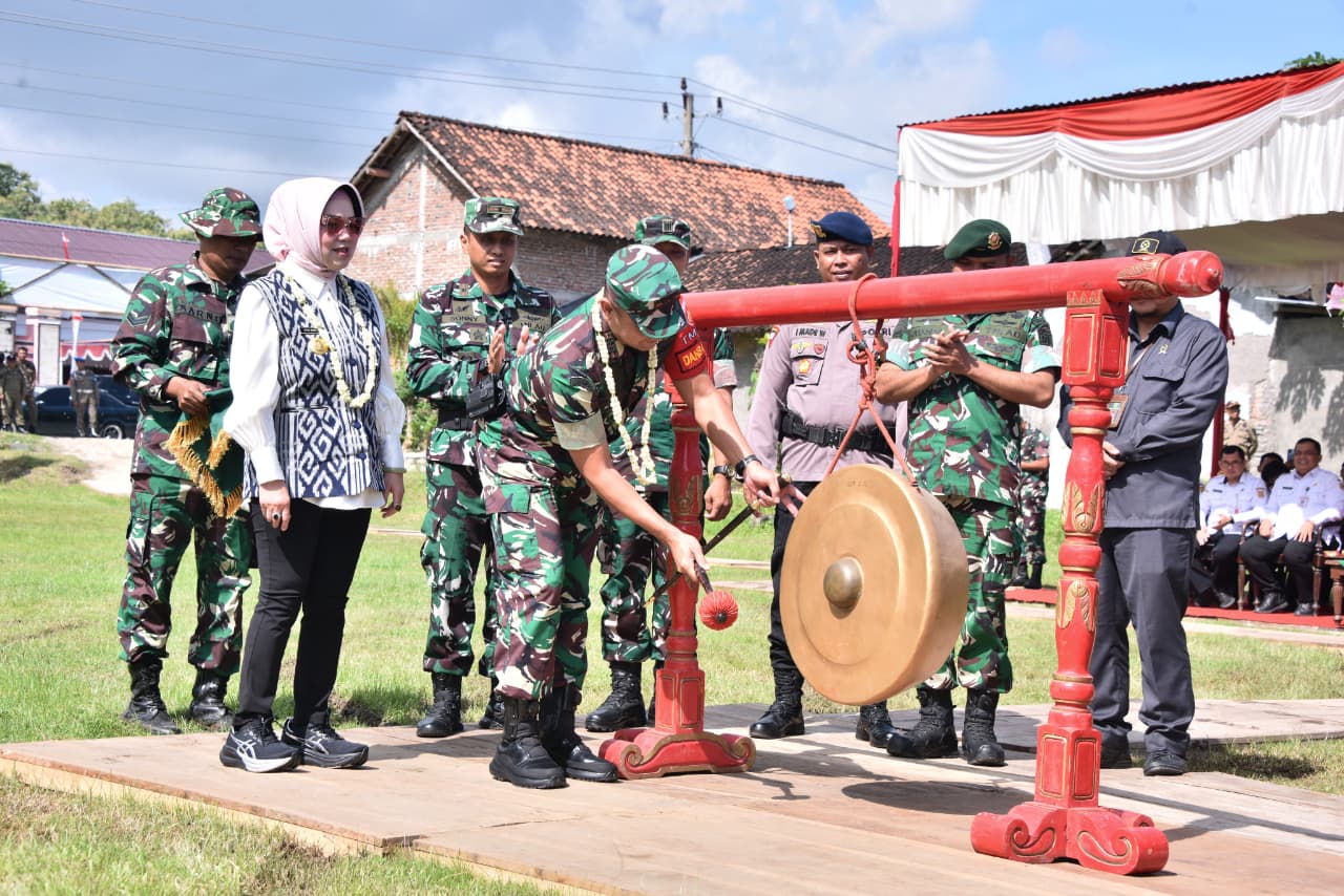 Dandim 0726/Sukoharjo Letkol Inf Reza Sahputra pukul gong, tutup TMMD di Desa Puron, Bulu, Rabu (11/3).
