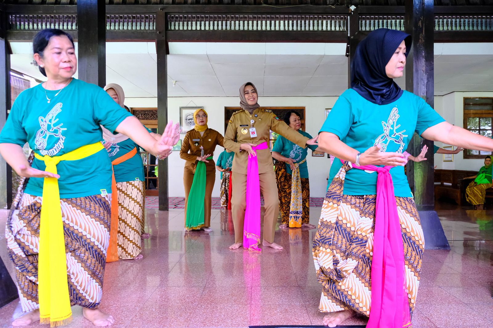 Wawali Astrid Widayani ikut latihan menari persiapan Jebres Menari 2026. (Humas Pemkot Solo)