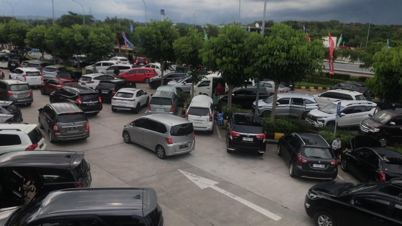 Kendaraan pribadi memadati rest area tol kawasan Boyolali pada Lebaran 2025. 