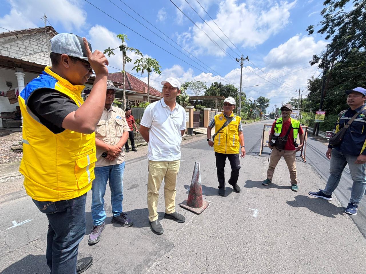 Bupati Boyolali Agus Irawan (tiga dari kiri) pantau proses perbaikan jalan.