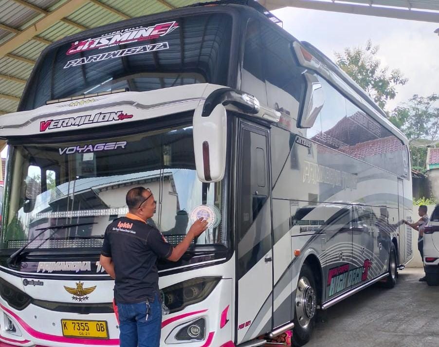 Petugas Dishub Wonogiri melakukan kegiatan ramp check armada bus baru-baru ini. (FOTO: IST)