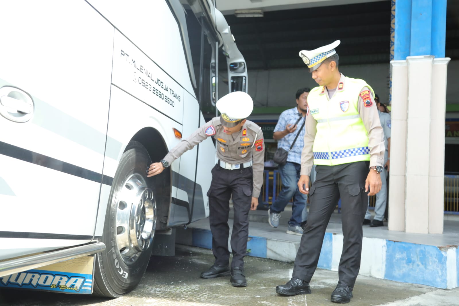 Satlantas Polres Klaten saat melakukan ramcheck terhadap bus di Terminal Ir Soekarno Klaten, Rabu (11/3/2026).