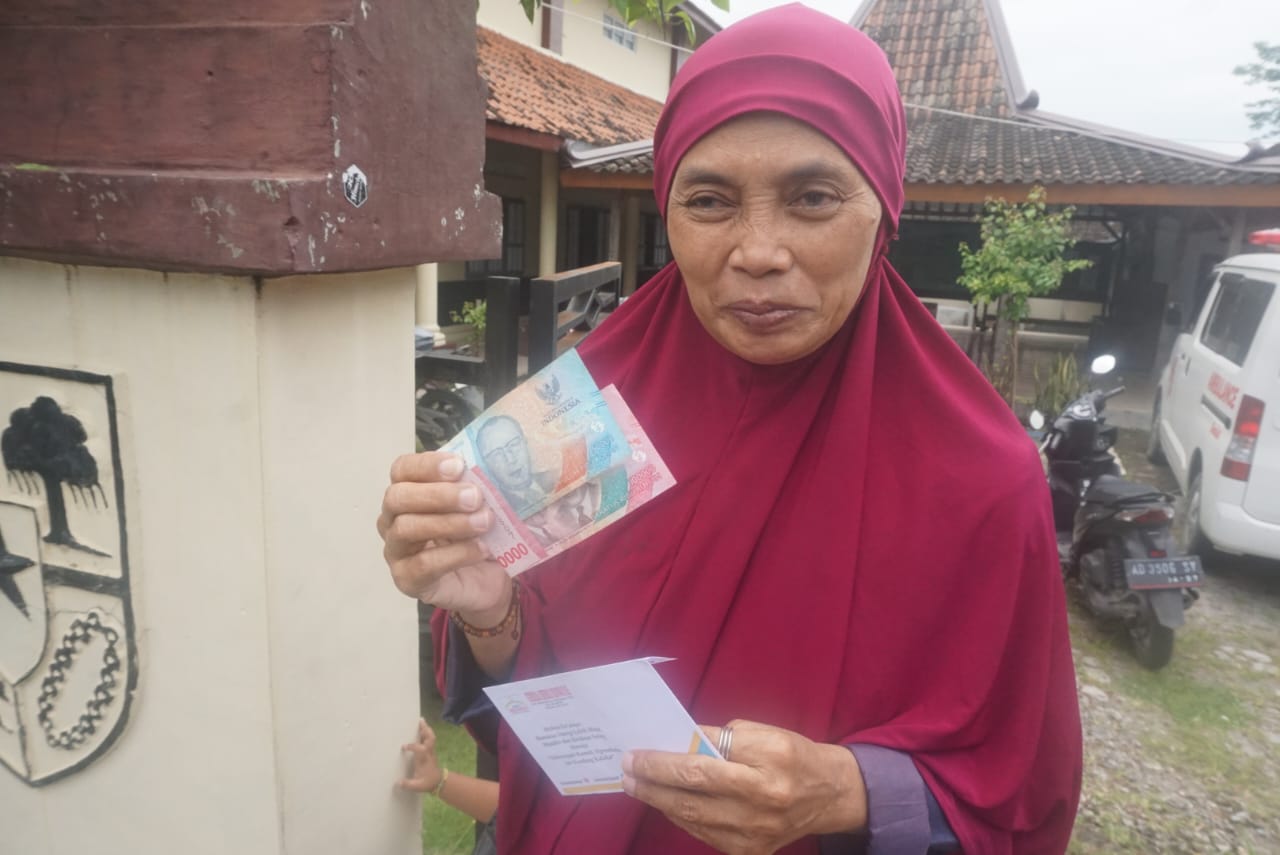 Warga saat menunjukan THR yang didapatkan dari Pemdes Sidowayah, Polanharjo, Klaten