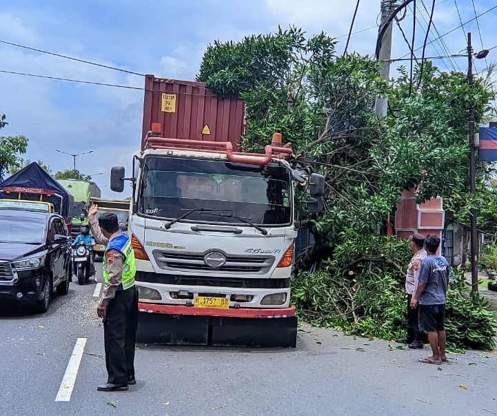 Jajaran Polsek Prambanan bersama relawan dan warga melakukan proses penanganan truk kontainer yang mengalami kecelakaan tunggal di Jalan Solo-Jogja, Rabu (11/3/2026).