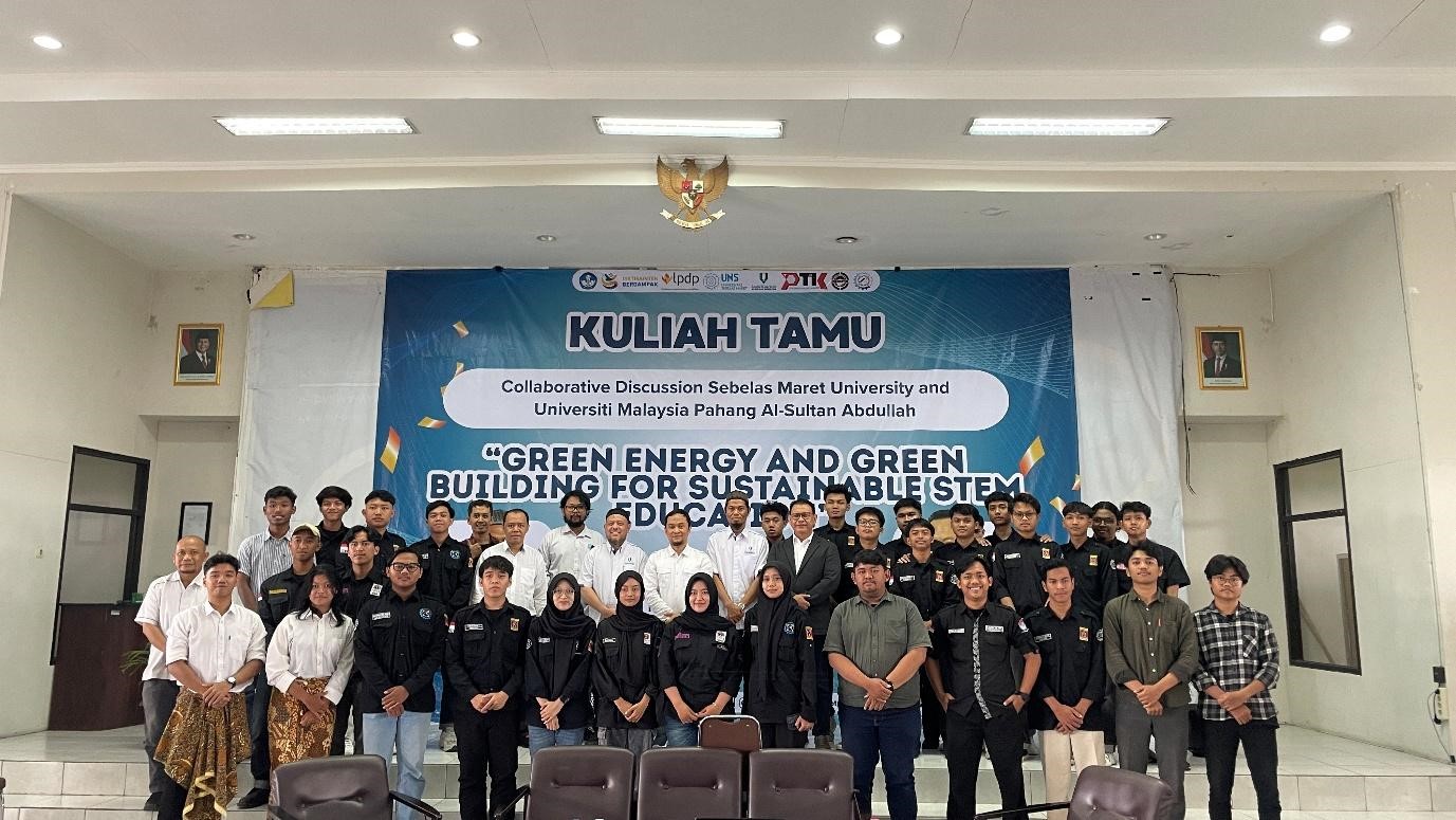 Bersama narasumber dari Malaysia, tim pengabdian, dan peserta kuliah tamu di Kampus V JPTK UNS.