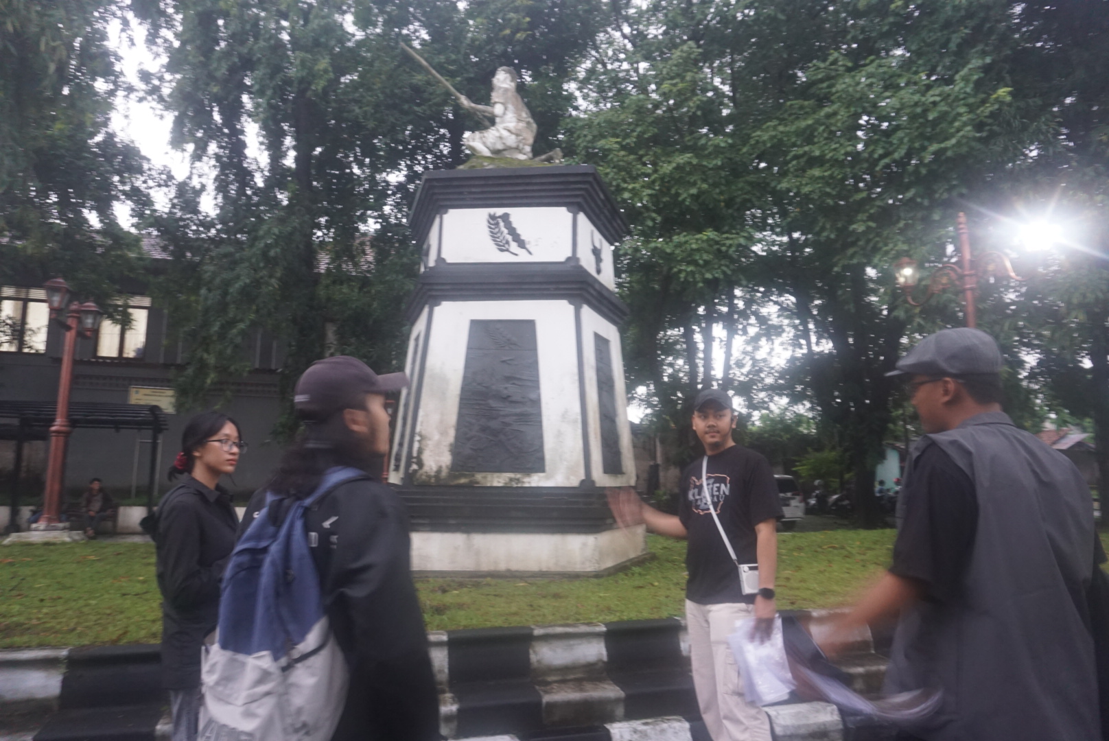 Airell dan Naufal saat menjelaskan ke peserta dalam kegiatan Walking Tour bertajuk Berjalan ke Stadion Trikoyo