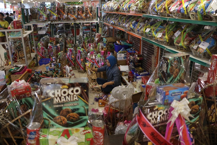 Salah satu tempat produksi parcel Lebaran di Solo tengah menyelesaikan pesanan.
