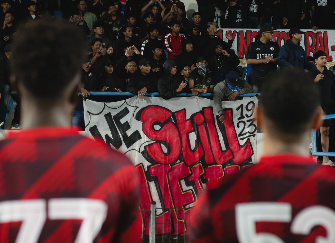 LOYAL: Para pemain Persis Solo menemui suporter yang memadati lapangan, saat sesi latihan digelar, belum lama ini.  &nbsp;