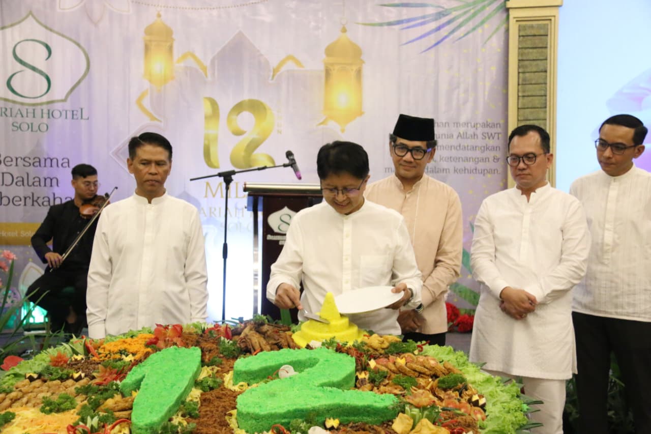 BERKAH: Direktur PT Hotel Anomsolo Saranatama (HAS), Agus Badrudin memotong tumpeng dalam perayaan Milad ke-12 Syariah Hotel Solo, Rabu (11/3) 