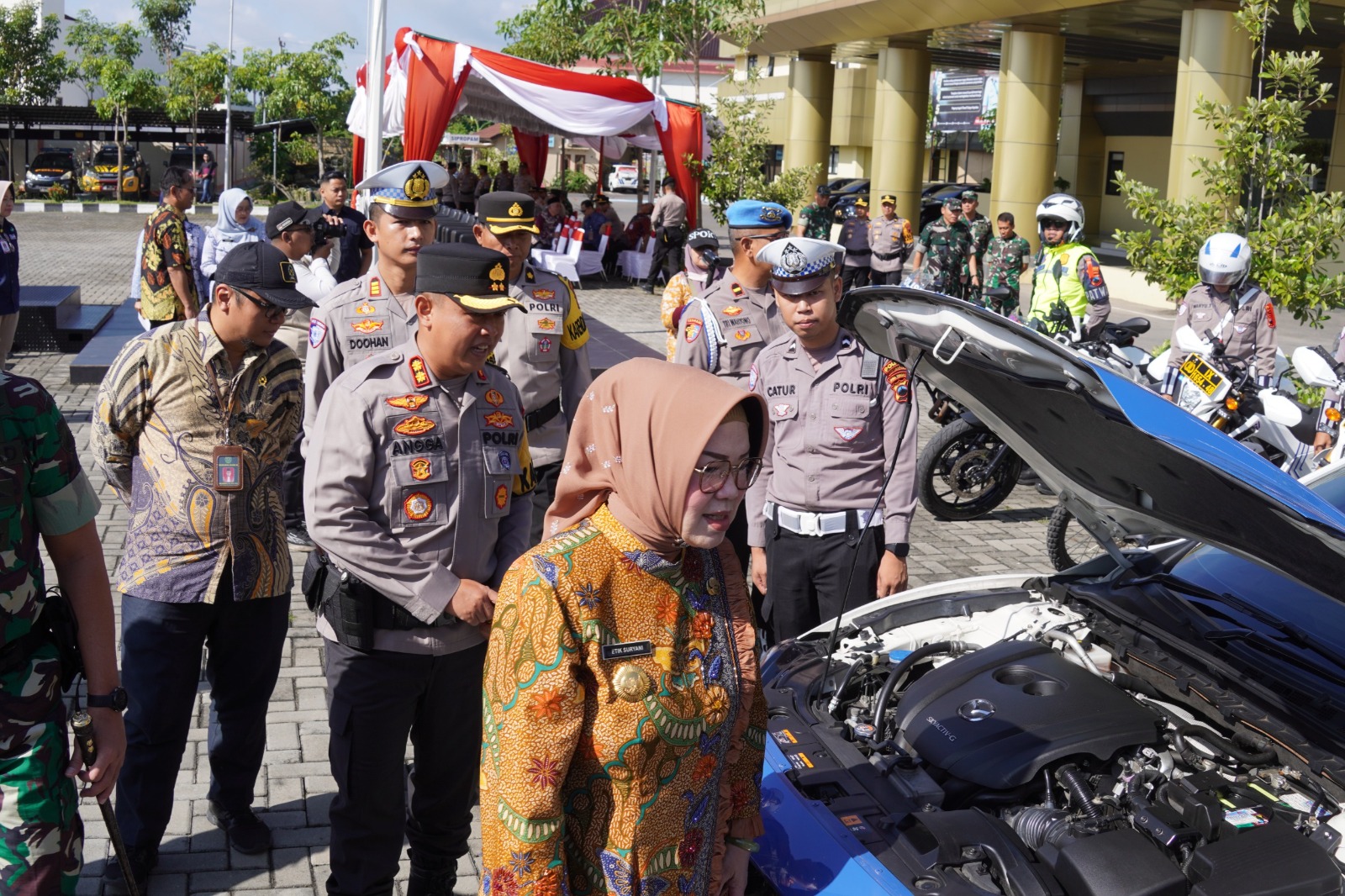 Bupati sukoharjo Etik Suryani pimpin apel gelar pasukan Operasi Ketupat Candi 2026 di Lapangan Presisi, Kamis (12/3).