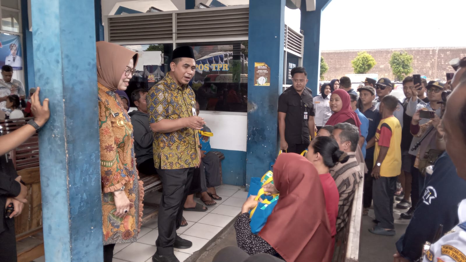 Bupati Sukoharjo Etik Suryani dampingi Wakil Gubernur Jawa Tengah Taj Yasin Maimoen di Terminal Tipe B Sukoharjo, Kamis (12/3).