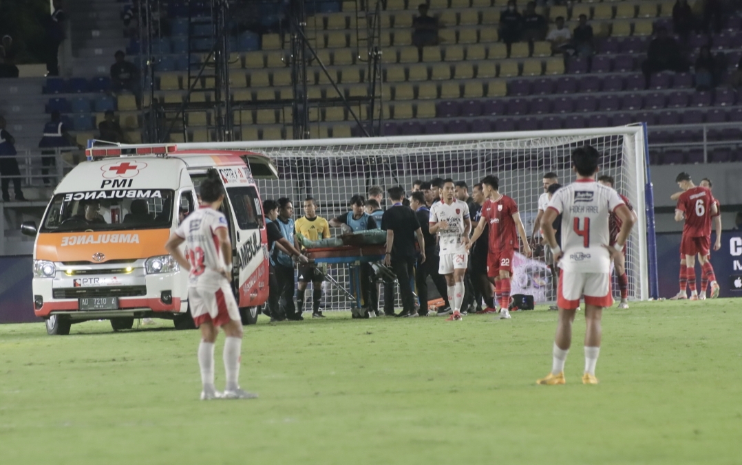 Kiper Persis Solo harus ditandu usai mengalami cedera saat melawan Bali United di Stadion Manahan, Kamis (13/3/2026). 