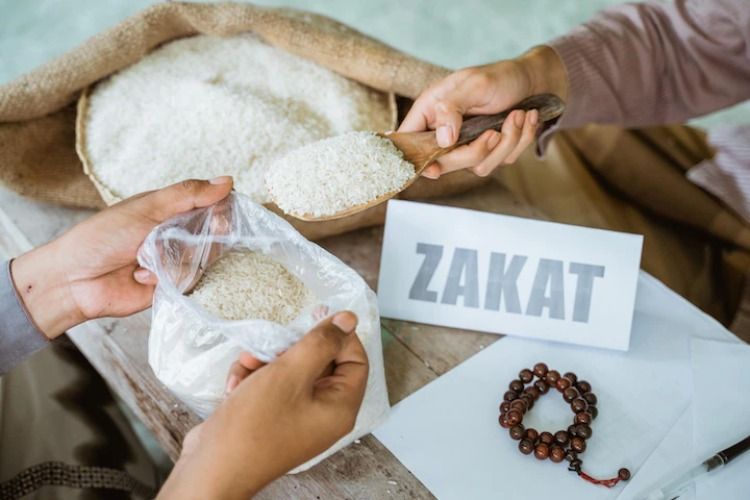 Niat Zakat Fitrah Ramadhan 1447 H Arab, Latin, Artinya: untuk Diri Sendiri hingga Seluruh Keluarga