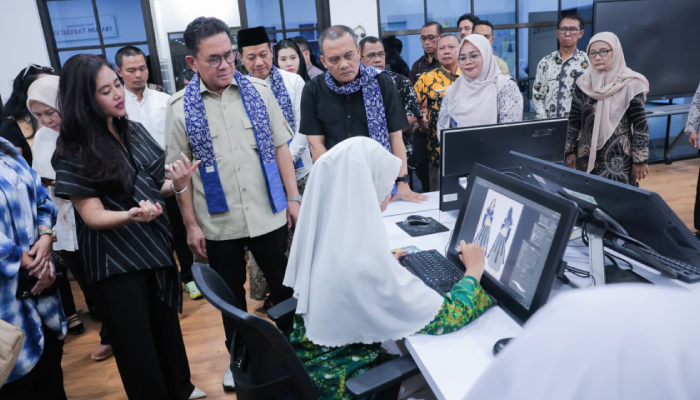 Menteri Perdagangan Budi Santoso bersama&nbsp;Gubernur Jateng Ahmad Luthfi&nbsp;menyaksikan hasil karya siswa di bidang fashion dan kewirausahaan&nbsp;di SMK NU Banat Kudus.
