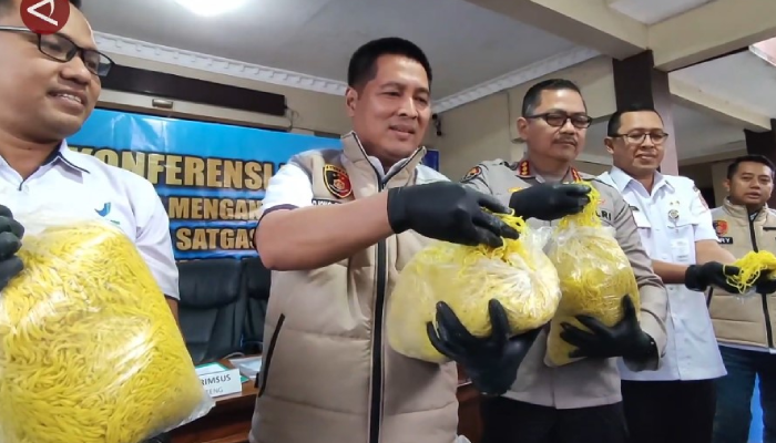 Polisi menunjukkan mi berformalin yang disita dari pabrik di Boyolali.