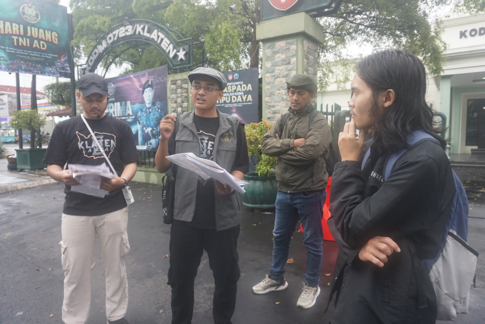 Peserta Walking Tour saat mendapatkan penjelasan dari Klaten Lampau saat menelusuri Kota Klaten